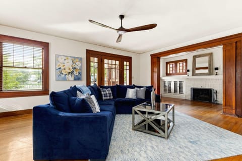 Walk to Schlitterbahn & Downtown Sleeps 12 House in New Braunfels