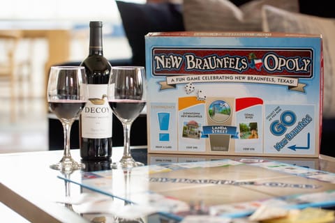 Walk to Schlitterbahn & Downtown Sleeps 12 House in New Braunfels