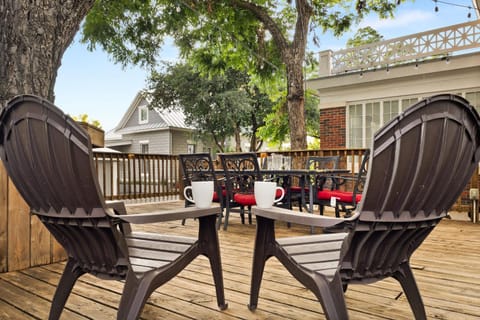 Walk to Schlitterbahn & Downtown Sleeps 12 House in New Braunfels