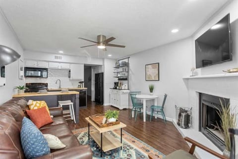 Shared Hot Tub & Pool Grill River Access House in New Braunfels