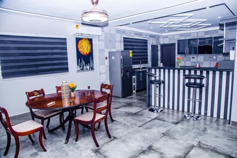 Kitchen or kitchenette, Dining area, minibar