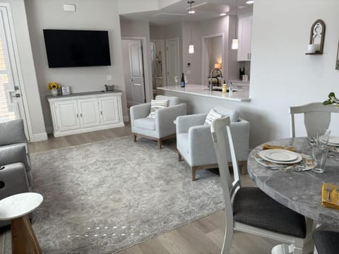 TV and multimedia, Living room, Seating area, Dining area