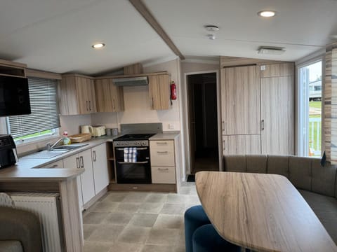 3 bedroom Caravan Manor Park Free WiFi , Linen not included , Pets stay free House in Hunstanton