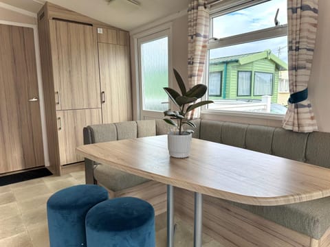 3 bedroom Caravan Manor Park Free WiFi , Linen not included , Pets stay free House in Hunstanton