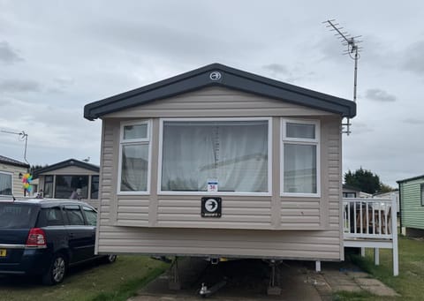 3 bedroom Caravan Manor Park Free WiFi , Linen not included , Pets stay free House in Hunstanton