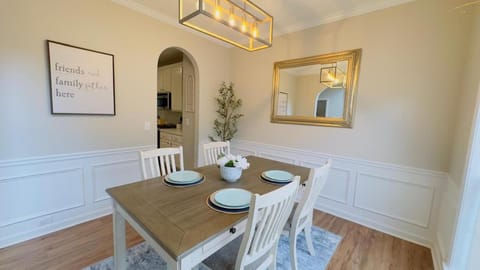 Seating area, Dining area
