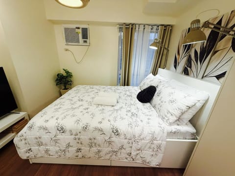Bed, TV and multimedia, Bedroom, air conditioner
