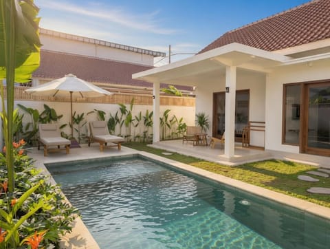 Property building, Balcony/Terrace, Swimming pool, sunbed
