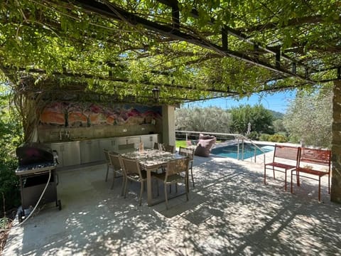 Kitchen or kitchenette, Swimming pool