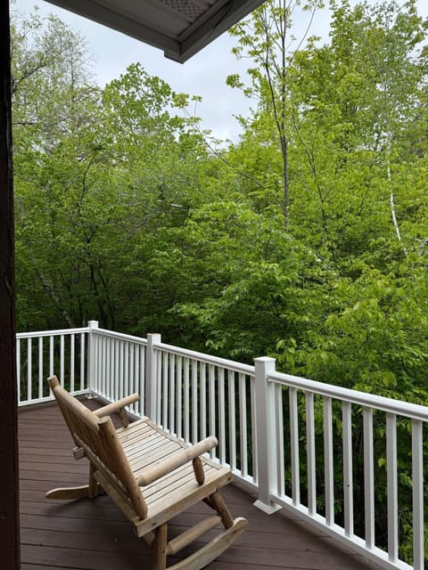 Luxury Mountain Getaway - 6 bed, 3 bath, hot-tub, fire-pit, game-room House in Capital District, NY, USA