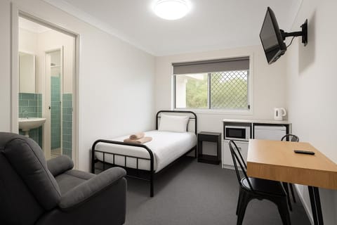 Bed, Bathroom, TV and multimedia, Seating area, Bedroom