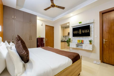 Bed, TV and multimedia, Kitchen or kitchenette, Photo of the whole room, Bedroom, wardrobe, air conditioner