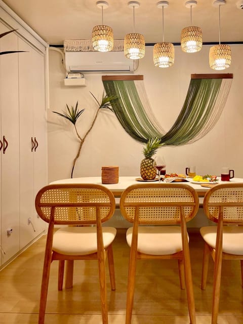 Living room, Seating area, Dining area, air conditioner