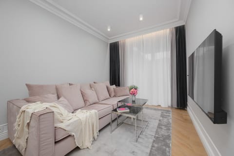 Communal lounge/ TV room, TV and multimedia, Living room, Seating area, Evening entertainment