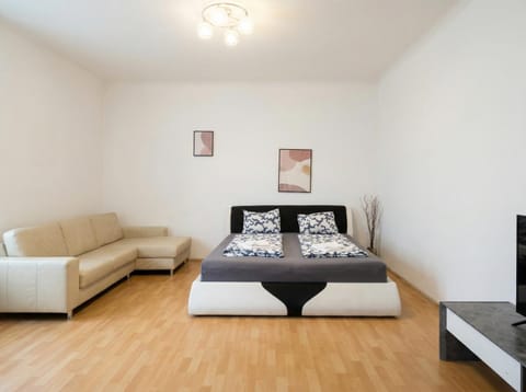 Bed, Seating area, Bedroom