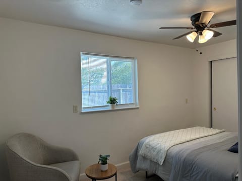 Suite E with 2-bedroom Bed and Breakfast in Arden-Arcade