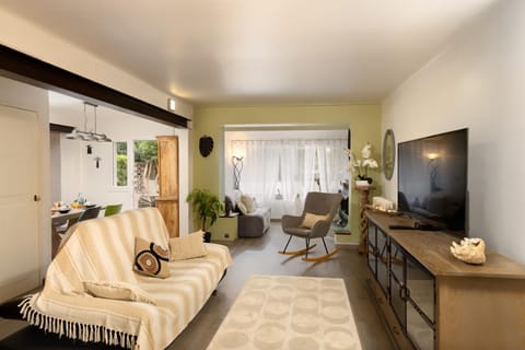 Bed, TV and multimedia, Living room, Seating area