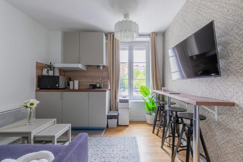 TV and multimedia, Coffee/tea facilities, Kitchen or kitchenette, Living room, Seating area, Dining area, stove