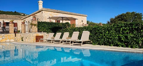 Property building, Day, Pool view, Swimming pool, sunbed