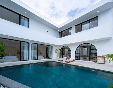 Property building, Swimming pool, sunbed