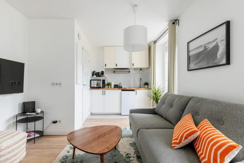 TV and multimedia, Kitchen or kitchenette, Living room, Seating area, Dining area, stove