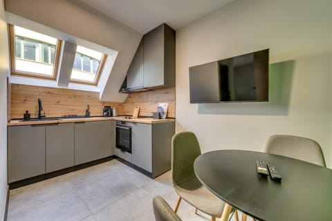 TV and multimedia, Kitchen or kitchenette, Dining area, oven, stove