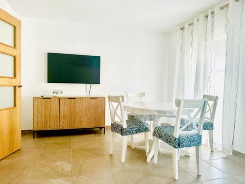 Communal lounge/ TV room, TV and multimedia, Living room, Dining area