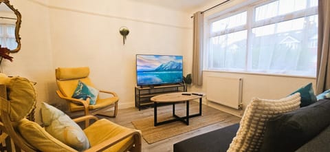 Bed, TV and multimedia, Living room, Seating area