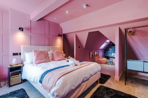 Skyline Two-Bed Retreat and Free Parking Apartment in Llandudno