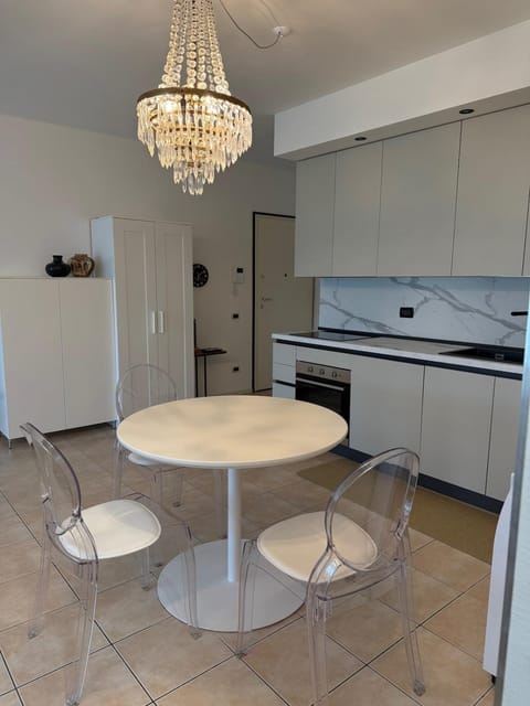 Kitchen or kitchenette, Dining area, dishwasher, minibar, oven, stove