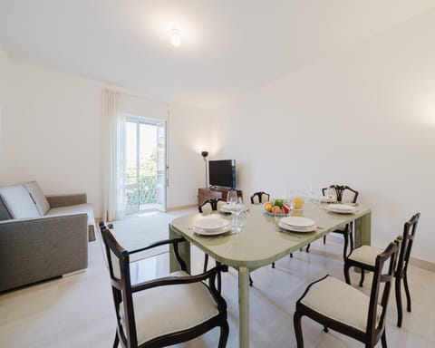 Communal lounge/ TV room, Living room, Dining area