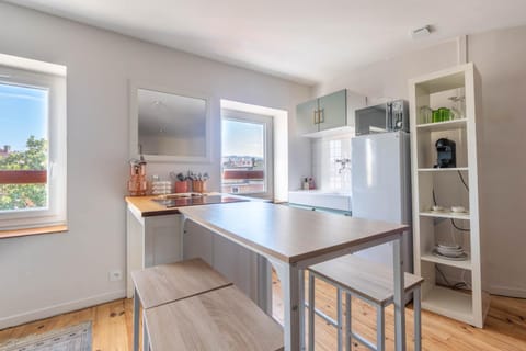 Kitchen or kitchenette, Dining area, stove