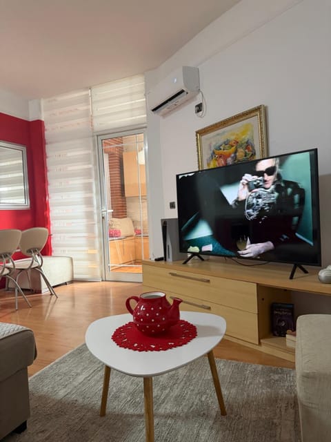 TV and multimedia, Living room, Seating area, air conditioner