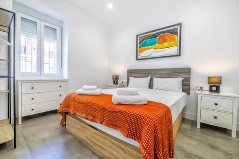 Bed, Bedroom, towels