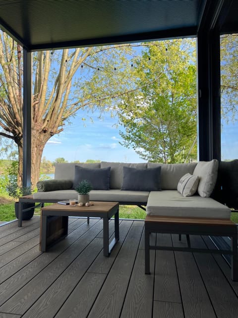 Day, View (from property/room), Balcony/Terrace, Seating area, River view