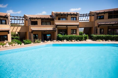 Property building, Day, Pool view, Swimming pool, Swimming pool, sunbed