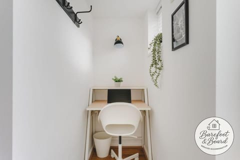 Luxury 2-Bed House in Stevenage Sleeps 6 Free Parking Barefoot & Board House in Stevenage