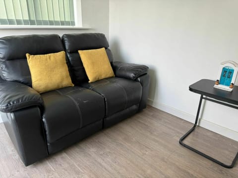 Delightful Self Contained Garden View Retreat House in Rotherham