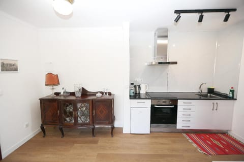 Kitchen or kitchenette, minibar, stove