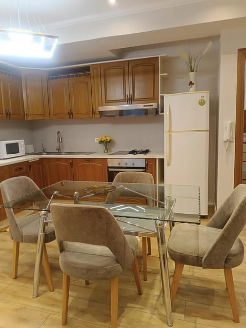 Dining area, Breakfast, microwave, oven, kitchen