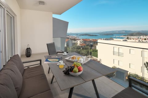 Day, Natural landscape, View (from property/room), Balcony/Terrace, Balcony/Terrace, Seating area, Sea view