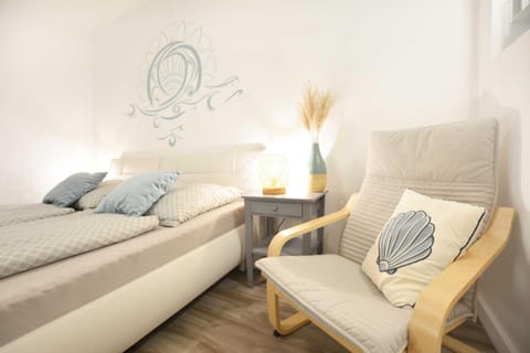 Bed, Photo of the whole room, Seating area, Bedroom