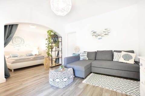 Bed, Living room, Photo of the whole room, Seating area, Bedroom