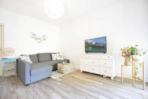 TV and multimedia, Living room, Seating area, Evening entertainment