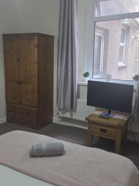 52 - room 2 - smart TV Bed and Breakfast in Swansea