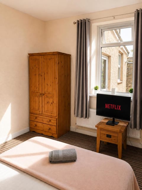 Bed, Photo of the whole room, Bedroom, towels