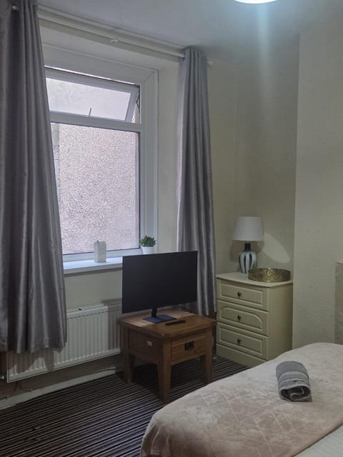 52 - room 2 - smart TV Bed and Breakfast in Swansea