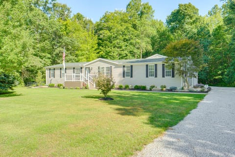 1 Mi to Geneva SP Family Home with Game Room and Yard House in Lake Erie