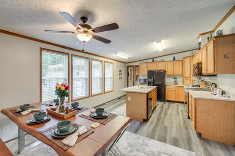 1 Mi to Geneva SP Family Home with Game Room and Yard House in Lake Erie