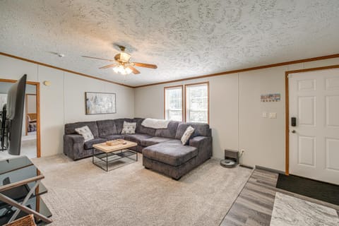 1 Mi to Geneva SP Family Home with Game Room and Yard House in Lake Erie